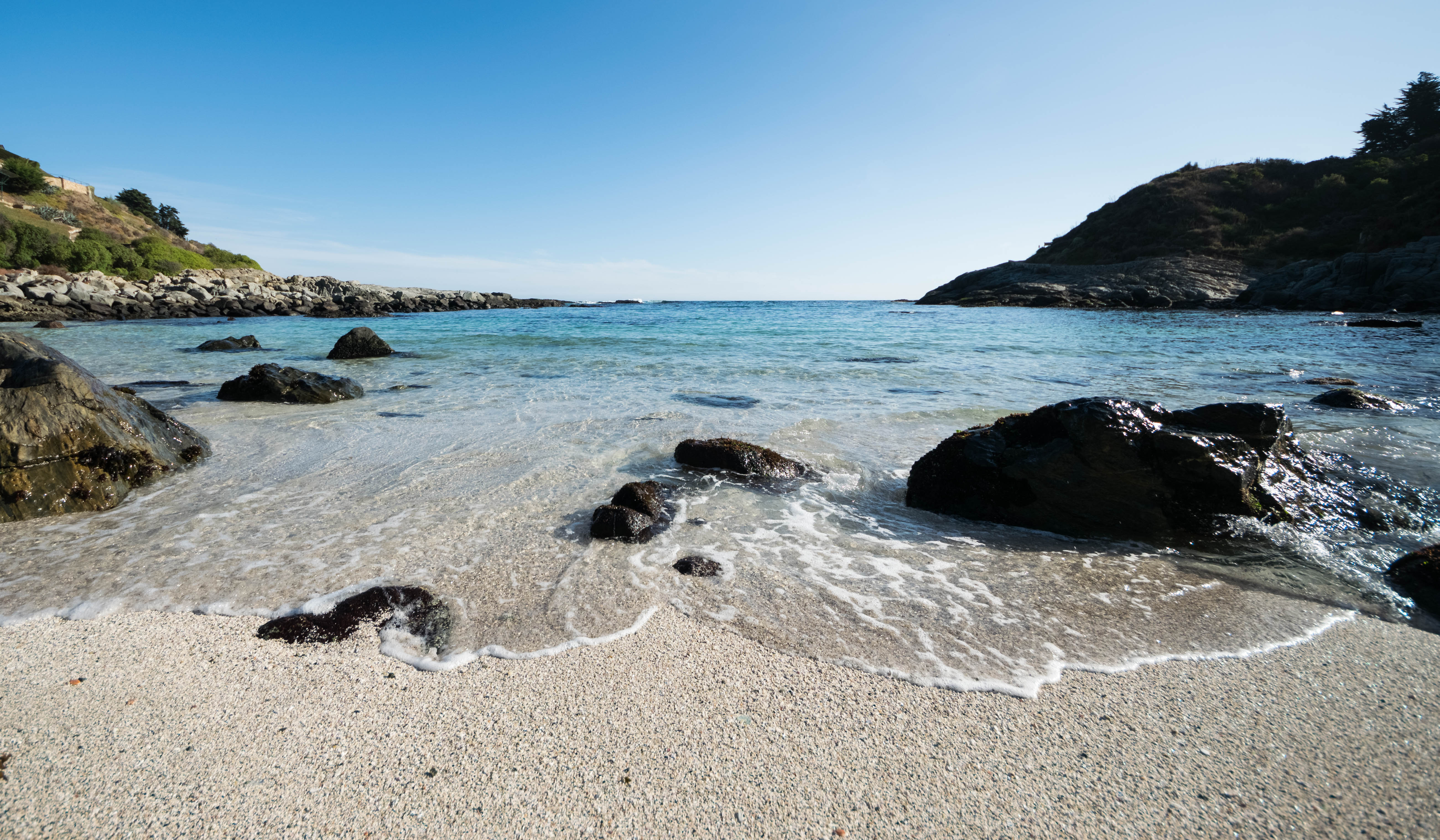 beach-wave-extended-and-rocks-in-cachagua-las-cu-2026-01-11-09-44-12-utc